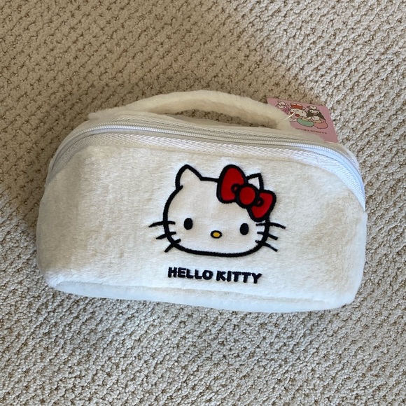 NWT Hello Kitty Faux Fur Cosmetic Bag & Surf Towel Set โ Adorable & Rare! - Picture 3 of 9